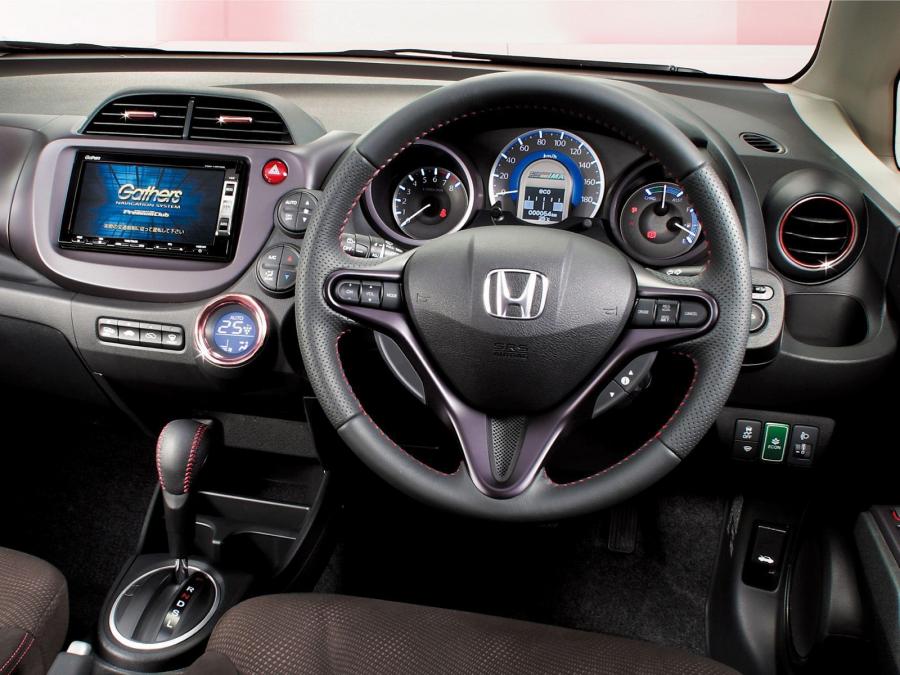  Honda Fit Hybrid She s 2012 года  (фото 4 из 5)